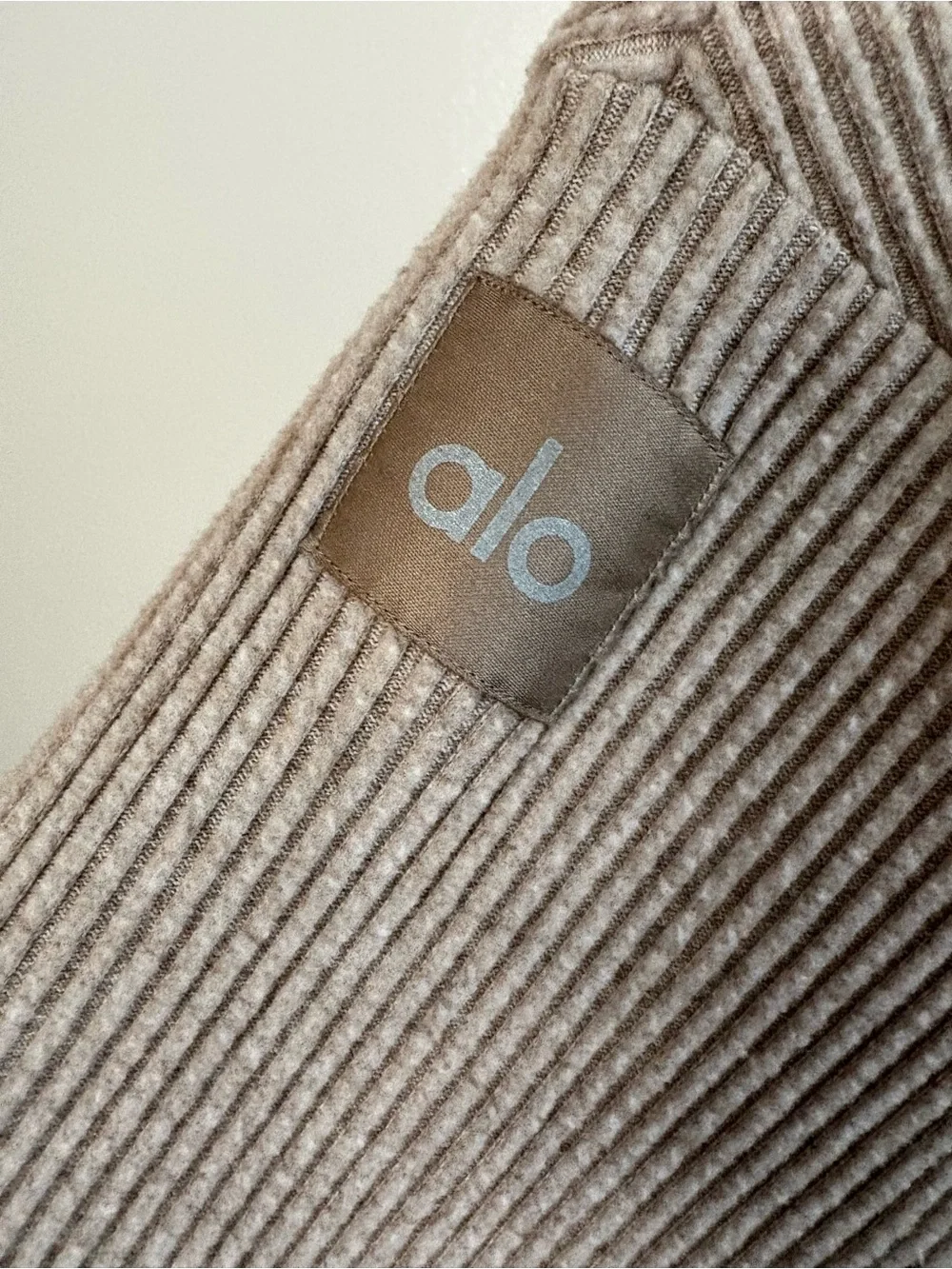 ALO Yoga Muse Ribbed V-Neck Cropped Pullover Sweater Beige Size Small
